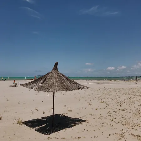 Beach Apartment Qerret アパート